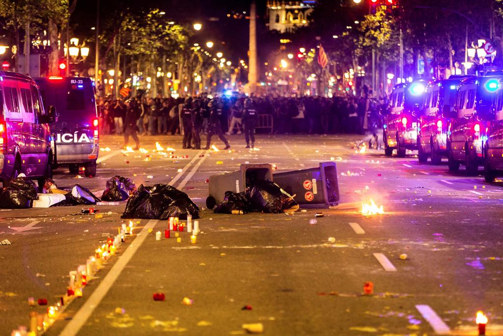 Las algaradas más graves sucedieron en el centro de Barcelona, donde se vivió una batalla campal, con cargas policiales contra grupos radicales que arrojaron piedras a los agentes y montaron decenas de barricadas de fuego. (EFE)