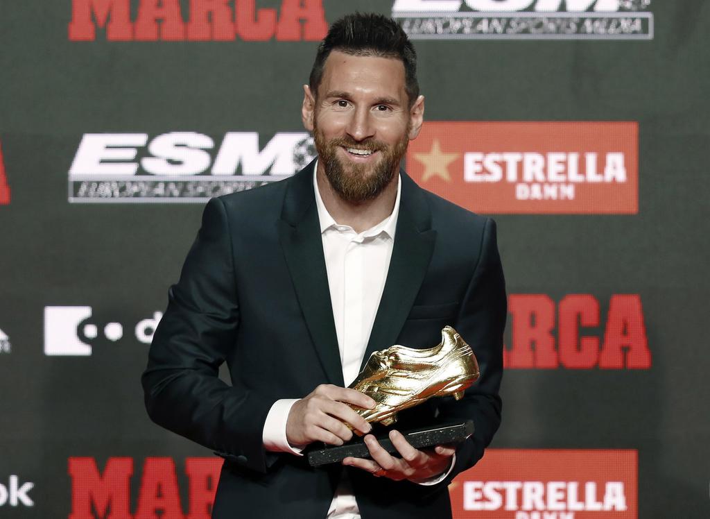 Messi quiso agradecer la ayuda del equipo, representado en el acto por Luis Suárez y Jordi Alba, en la consecución del galardón.
(EFE)
