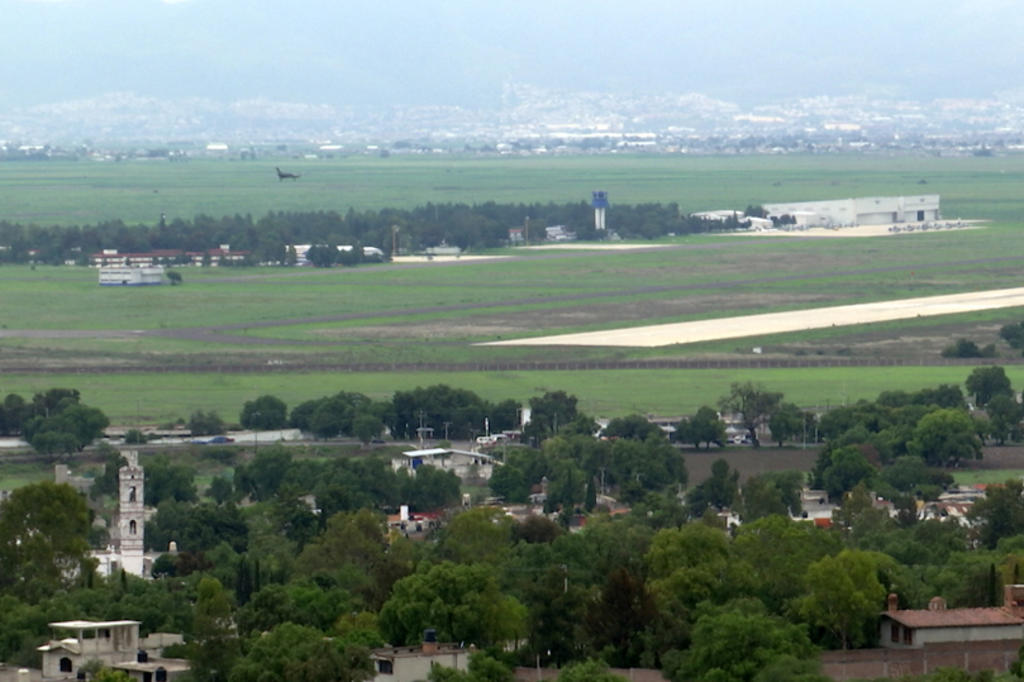  Un tribunal federal ordenó revocar la última suspensión que mantenía frenada la construcción del aeropuerto en la Base Aérea Militar de Santa Lucía. (ARCHIVO)
