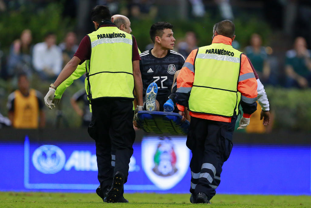 El futbolistas del Napoli, 'Chucky' Lozano, salió en camilla luego de un pisotón de un defensor panameño. (ARCHIVO)