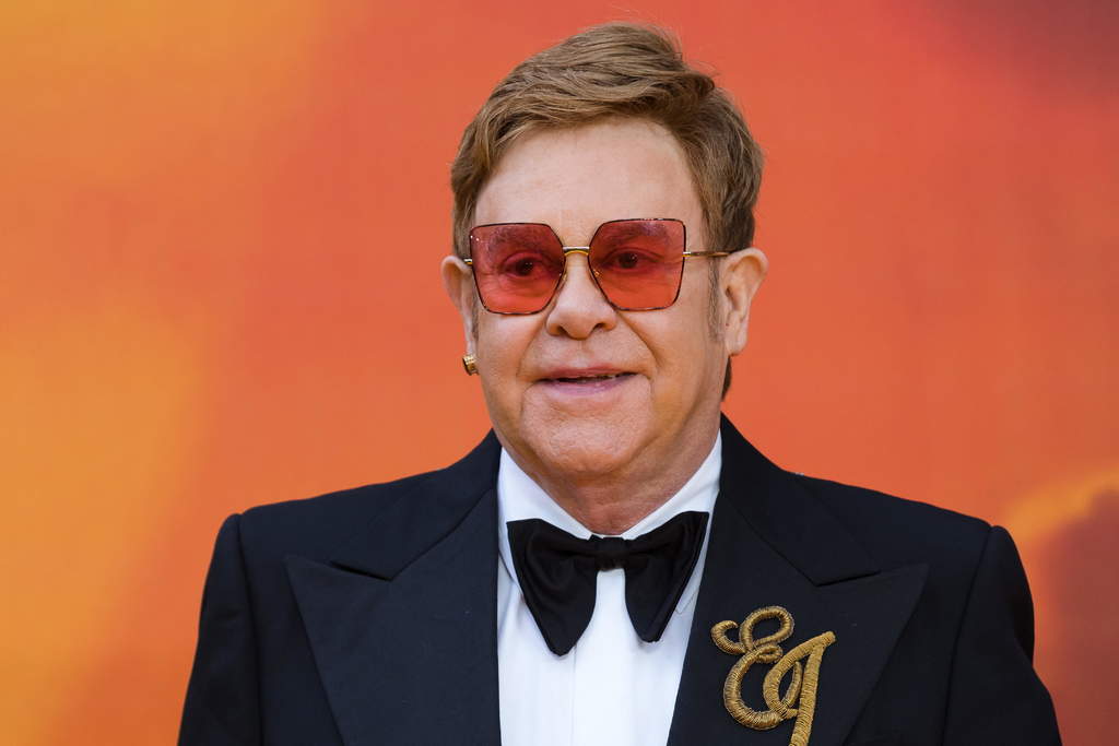 Elton John, quien coescribió algunos de los temas de la cinta animada El Rey León, confesó que le decepcionó la banda sonora de la adaptación “live action” que se estrenó este año. (ARCHIVO)
