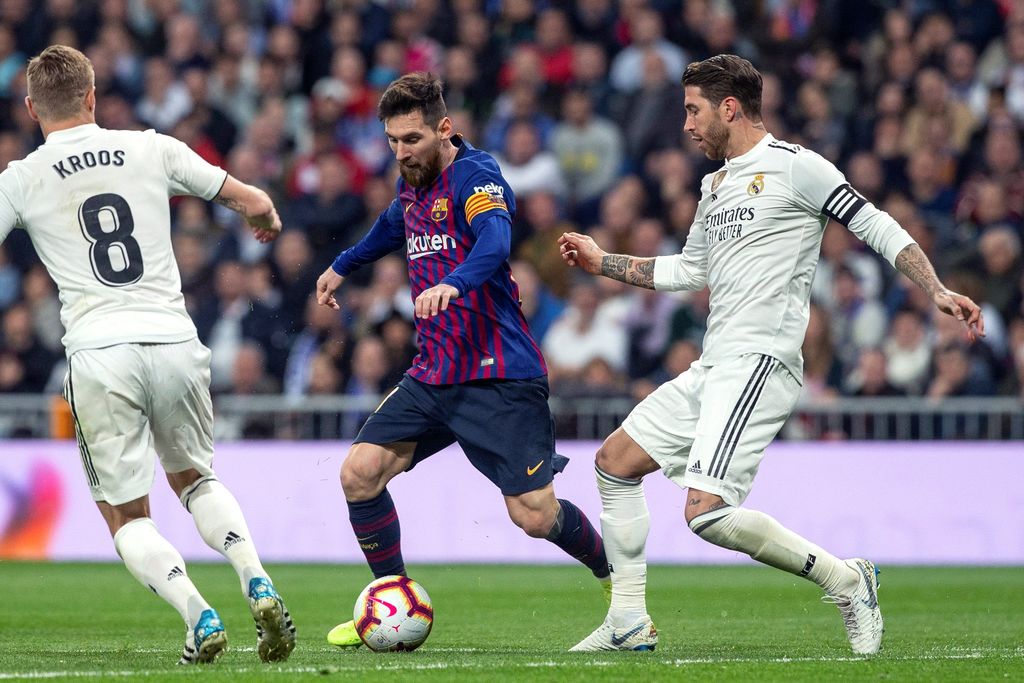 El clásico español está programado para jugarse el sábado 26 de este mes en Barcelona, pero podría moverse al Santiago Bernabéu. (ARCHIVO)