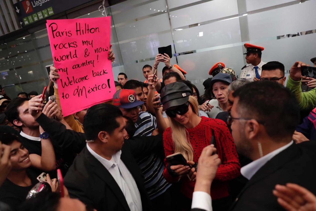 Recibimiento. A su llegada a la Ciudad de México, la socialité atendió a sus fanáticos mexicanos que ya la esperaban. (AGENCIAS) 
