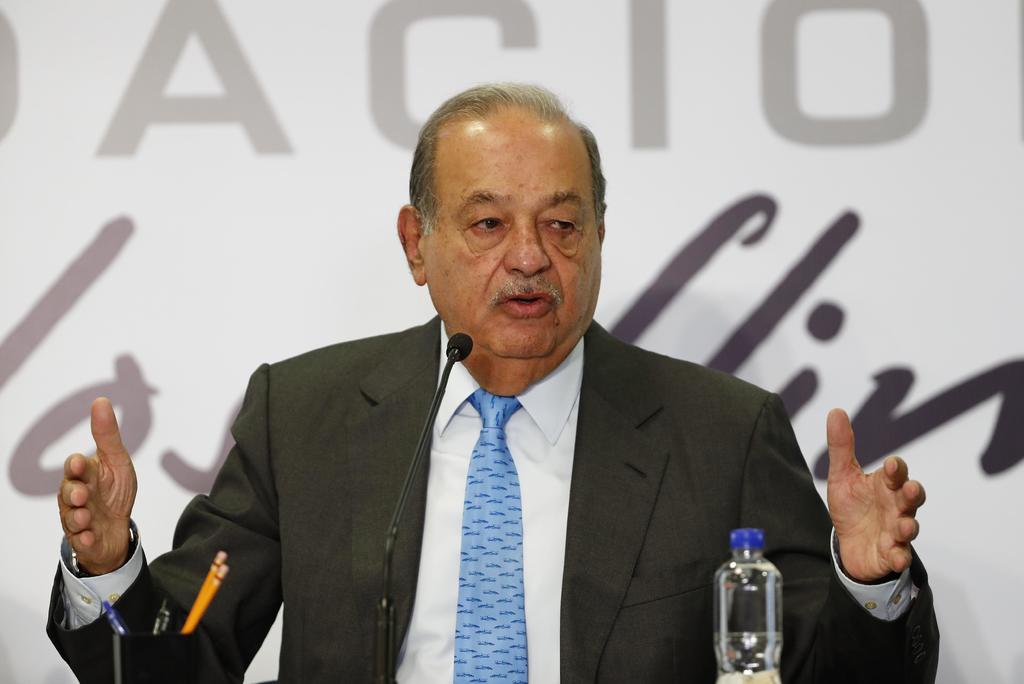 El magnate mexicano Carlos Slim habla durante una rueda de prensa en Ciudad de México por espacio de dos horas, donde respaldó las políticas de López Obrador. (EFE)