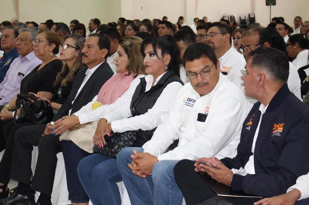 La inauguración se realizó en las instalaciones del Centro Recreativo 'Eriazo del Norte', en Torreón, con una asistencia de 250 maestros, miembros de la estructura sindical y ponentes.
(EL SIGLO DE TORREÓN)