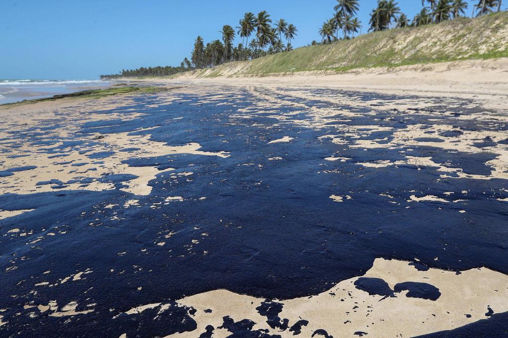 Las manchas de petróleo que contaminan el litoral noreste de Brasil alcanzaron Maragogi, una de las principales playas turísticas de la región. (ARCHIVO)