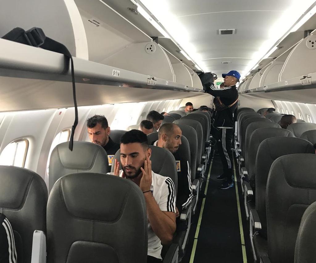 El cuadro universitario llegó al aeropuerto internacional Mariano Escobedo con la incertidumbre si jugaran o no el encuentro correspondiente a la Fecha 14 de la Liga MX. (CORTESÍA)