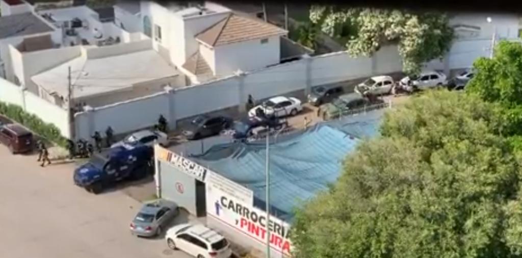 En los videos se observa a personas portando armas de alto poder en camionetas tipo Pick-up y de redilas, además de algunas más caminando por las calles de la capital de Sinaloa fuertemente armados. (TWITTER)