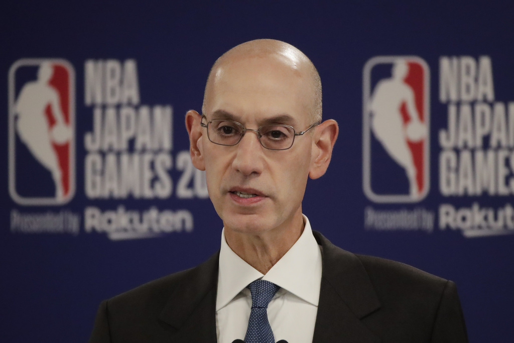 El comisionado de la NBA confirmó que la liga ya comenzó a resentir las pérdidas económicas por el polémico tuit. (AP) 