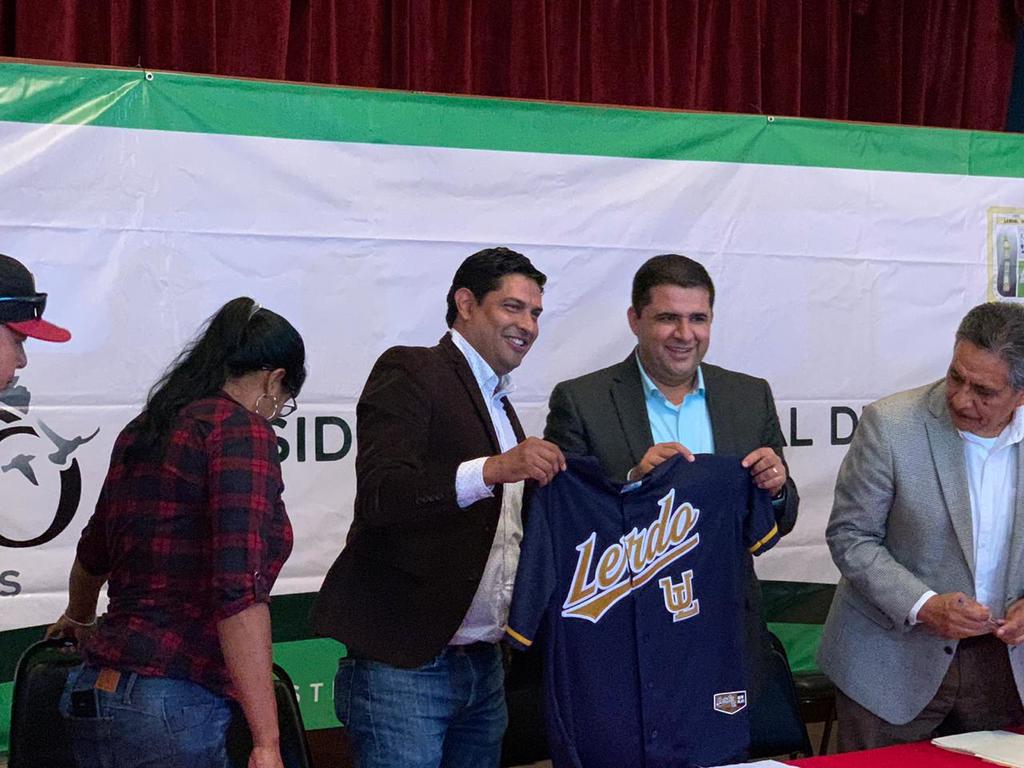Jorge Luis Lechuga, gerente del Unión Laguna, muestra el jersey del equipo, junto al alcalde lerdense. (ESPECIAL)