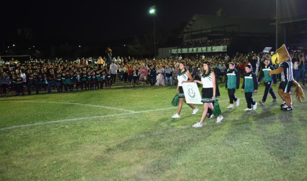 Una gran fiesta se vivió anoche en el Colegio Inglés de Torreón, donde las instituciones participantes desfilaron.(Fotografía de Jesús Galindo López)