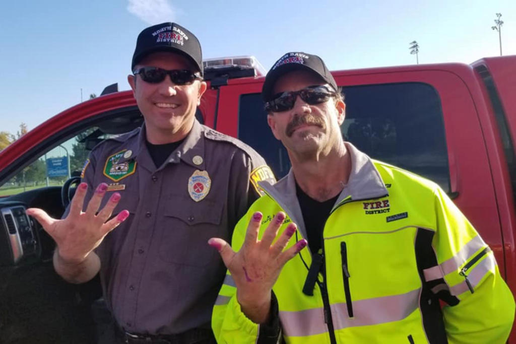 La red aplaude a estos dos bomberos. (INTERNET)