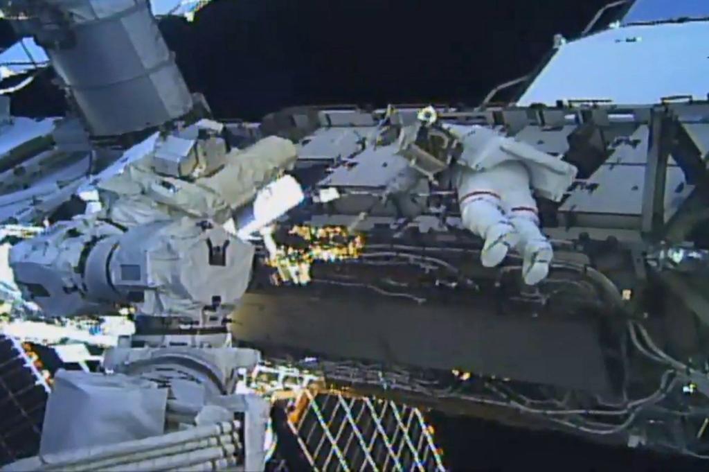 Las astronautas estadounidenses Christina Koch y Jessica Meir salieron de la Estación Espacial Internacional (EEI) para reparar un control de las baterías de esas instalaciones. (EFE)