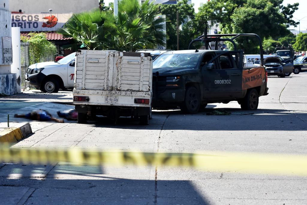 La misma camioneta que aparece en un video con pistoleros de “Los Chapos” alistándose a liberar a Ovidio Guzmán López, fue localizada esta mañana en el transitado bulevar Enrique Sánchez Alonso del sector Tres Ríos. (NOTIMEX)