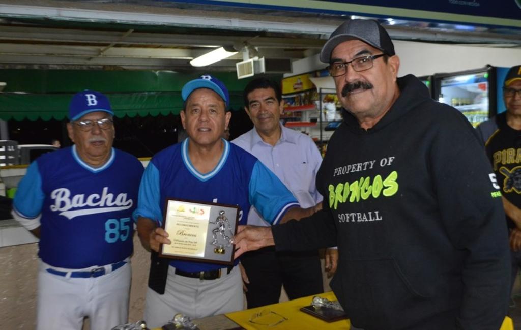 Los galardones fueron entregados a lo más destacado de la  Liga de Softbol del Club Deportivo San Isidro. (ARCHIVO)