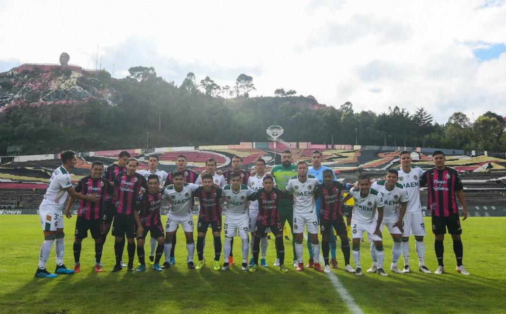 Ambos equipos decidieron parar el juego 30 segundo después del silbatazo inicial en apoyo a los jugadores del Veracruz. (CORTESÍA)