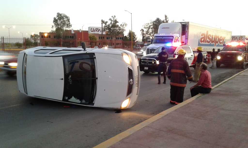 Conductor de auto termina volcado en el periférico de Torreón; previamente chocó contra el camellón.