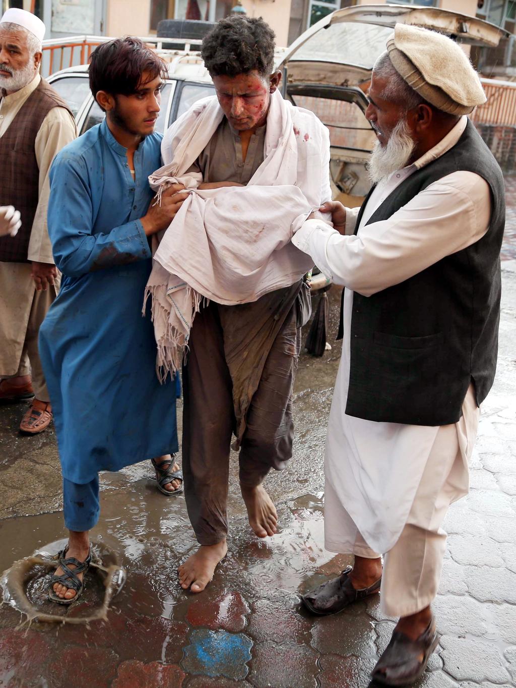 La mayor parte de los 35 heridos por el ataque fueron trasladados al hospital de la capital provincial Jalalabad, algunos en estado crítico.