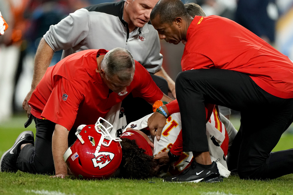 El mariscal de campo Patrick Mahomes se lesionó en el partido del jueves ante Broncos de Denver. (AP) 
