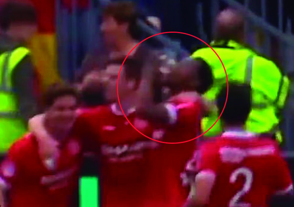 VIDEO: Futbolista atrapa cerveza y se la toma para festejar gol
