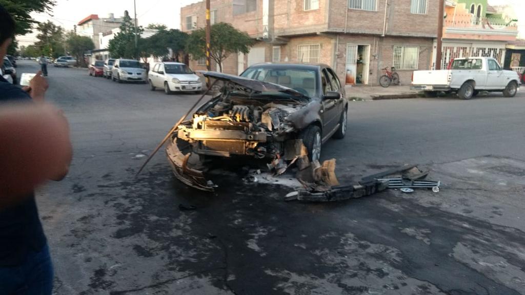 El choque sucedió alrededor de las 7:10 de la tarde en la esquina de la calle Juan Pablo y avenida Aldama, del sector Centro de Torreón. (EL SIGLO DE TORREÓN)