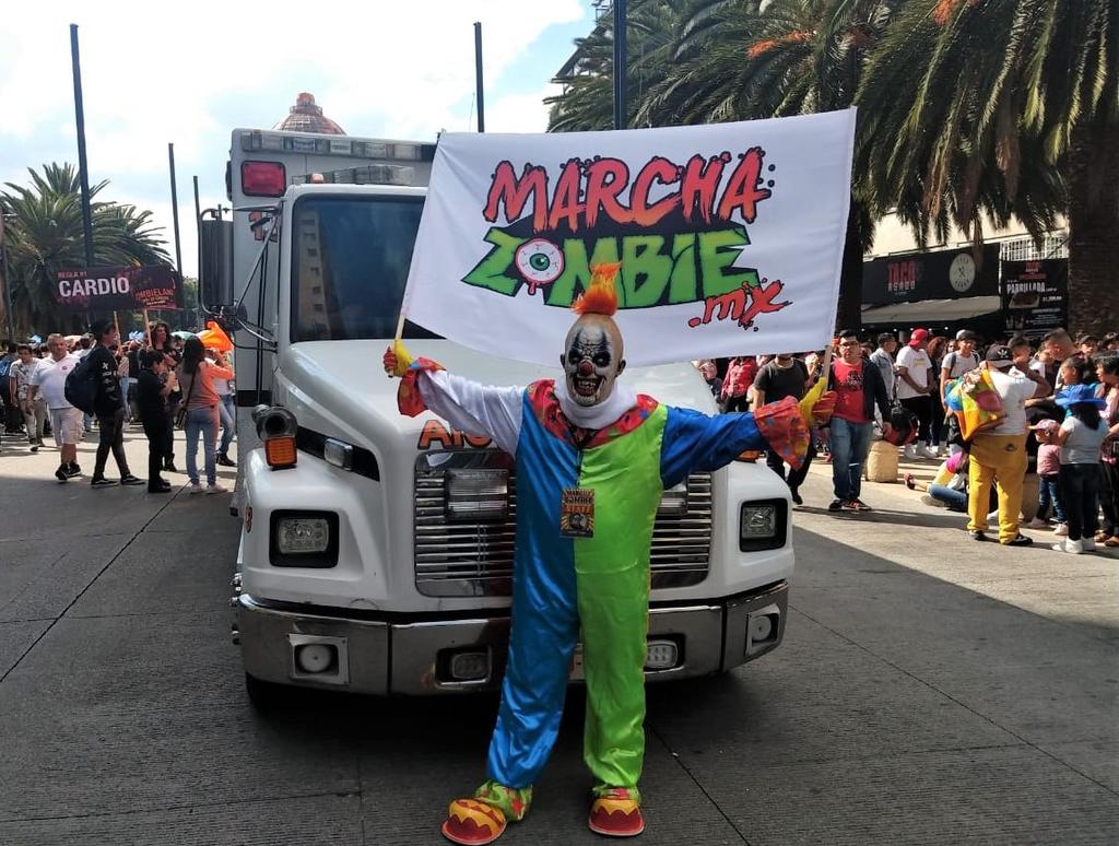 Luego de las 16:00 horas de este sábado, cientos de familias y grupos de amigos se organizaron para dar inicio a la Marcha Zombie 2019. (ESPECIAL)