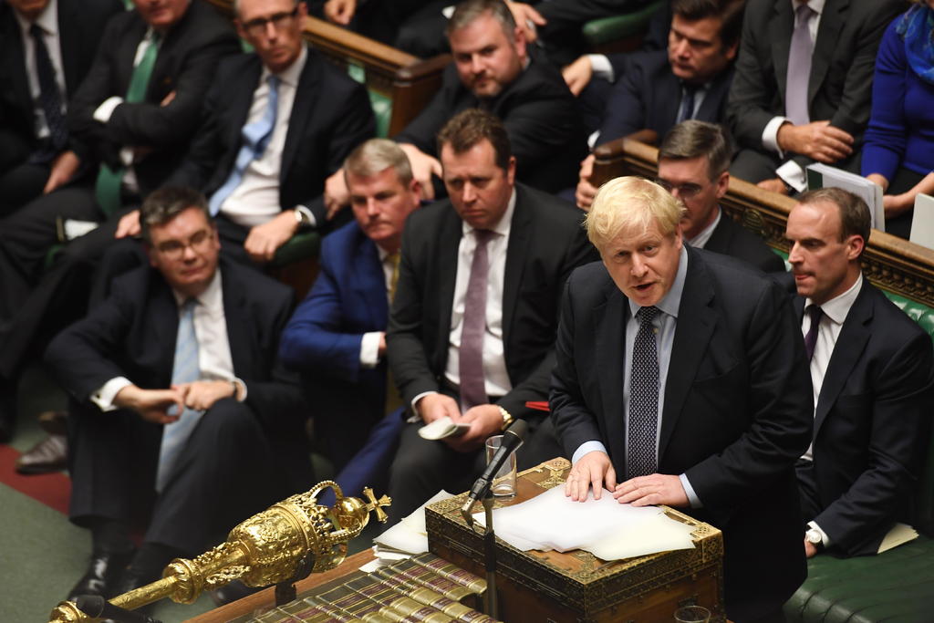 El primer ministro Boris Johnson (d) en la sesión parlamentaria. (EFE)