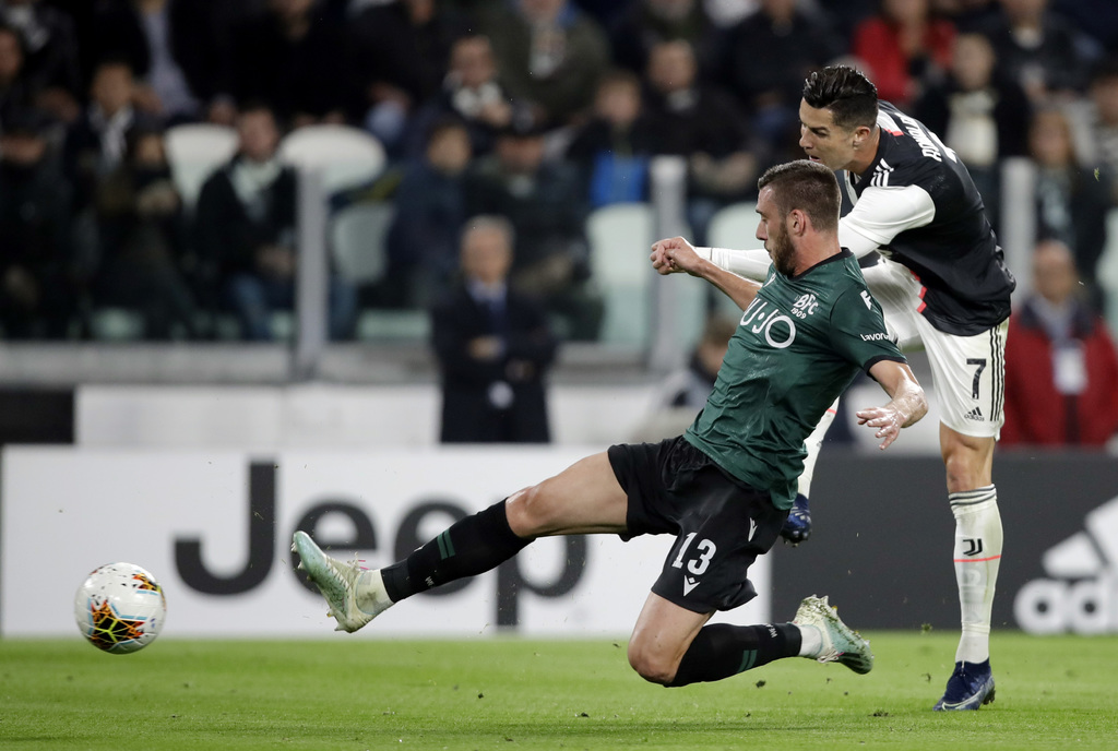 Dispara Cristiano Ronaldo para marcar el primer tanto del partido, en el que la Juve venció 2-1 al Bologna.