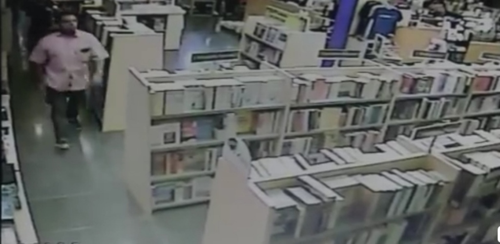 Descubren a hombre robando en librería de Torreón; se apoderó de mercancía con valor de mil 250 pesos. (EL SIGLO DE TORREÓN)