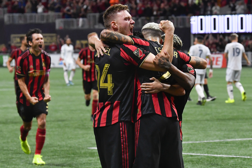 Jugadores del Atlanta United celebran luego del gol de Franco Escobar, en la victoria 1-0 sobre Nueva Inglaterra.