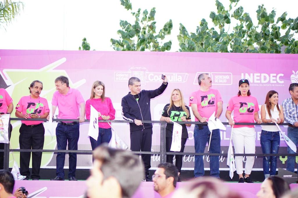 El gobernador Miguel Riquelme dio el banderazo de salida a los participantes de la carrera. (EL SIGLO DE TORREÓN)
