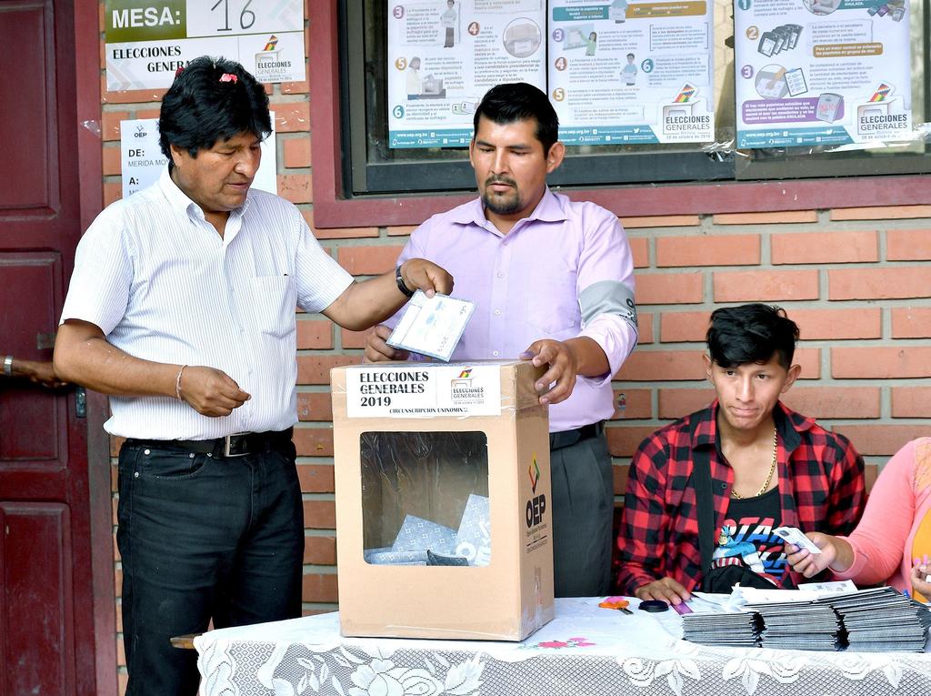 El presidente de Bolivia, Evo Morales, emitió este domingo su voto con optimismo y 'mucha confianza' en los resultados de las elecciones generales, en medio de llamamientos a la población a participar en los comicios. (EFE)