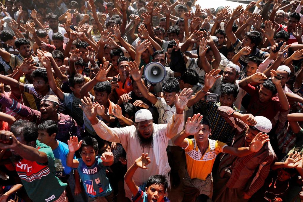  Entre 6,000 y 7,000 rohinyás que viven en los campamentos para refugiados de Bangladesh han accedido a mudarse a una isla desierta de este país pese a los temores en ese sentido de las organizaciones de derechos humanos, informaron hoy fuentes oficiales. (EFE)