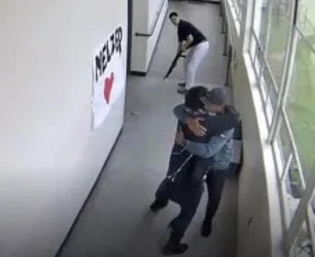 VIDEO: Entrenador desarma y abraza a un estudiante que pretendía suicidarse