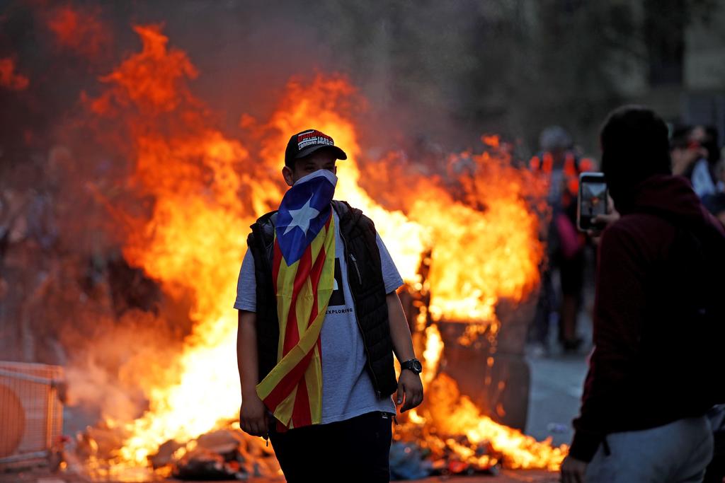 En poco más de 2.5 millones de euros (mde, unos 2.7 millones de dólares) se estiman las pérdidas por las manifestaciones de las últimas semanas en Barcelona. (ARCHIVO)