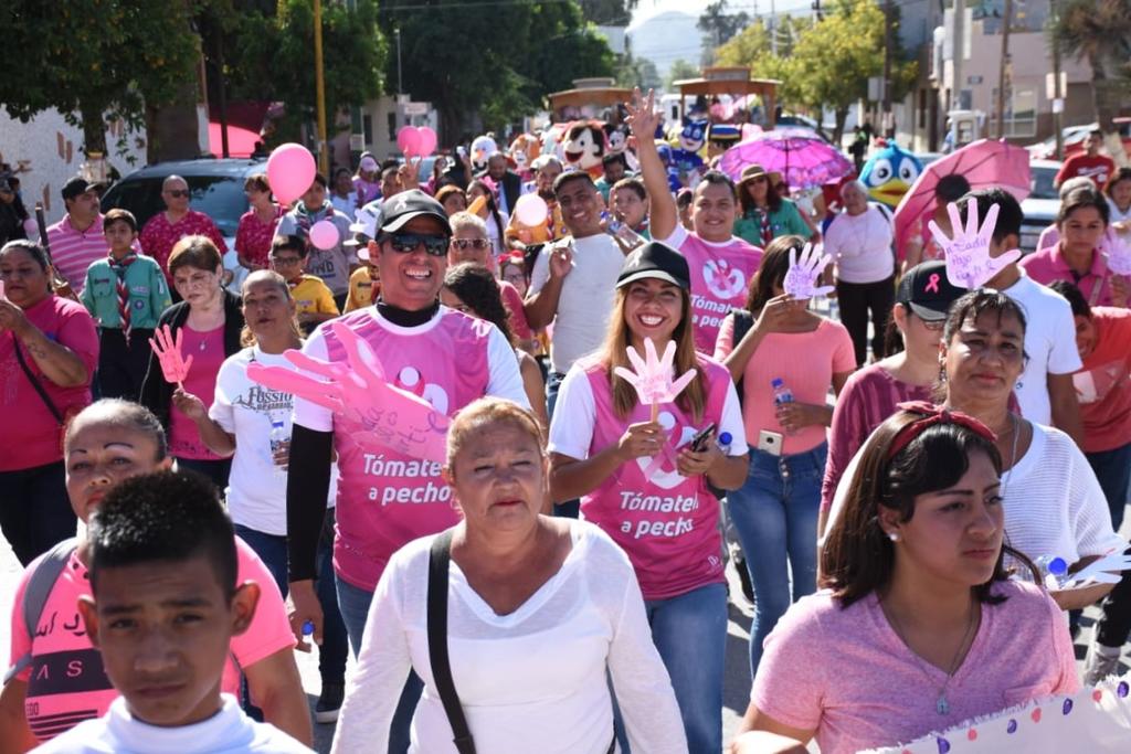 Más de mil laguneros y laguneras participaron en la caravana-desfile “Píntale contra el cáncer”, que recorrió hoy la ciudad, desde el bulevar Miguel Alemán hasta la Presidencia Municipal. (ARCHIVO)