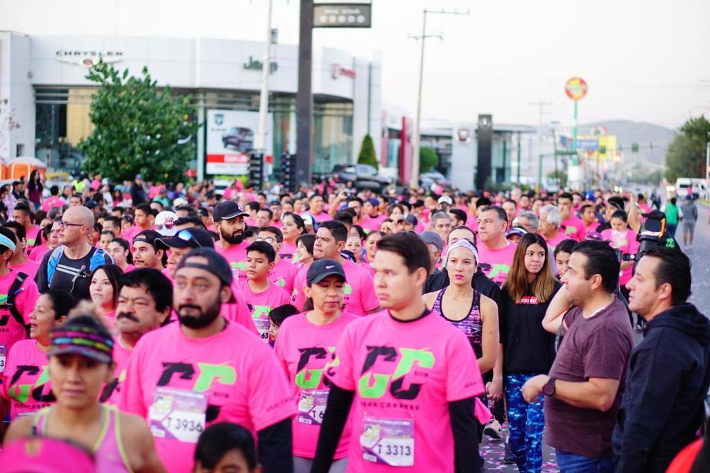 Miles de personas se unieron desde tempranas horas para participar en esta causa en beneficio a la prevención del cáncer de mama. (JESÚS GALINDO)