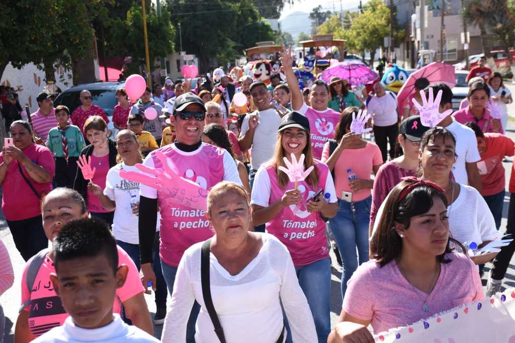 Pintan de rosa a Gómez Palacio con caravana-desfile para concientizar a la ciudadanía sobre el cáncer de mama. (EL SIGLO DE TORREÓN)