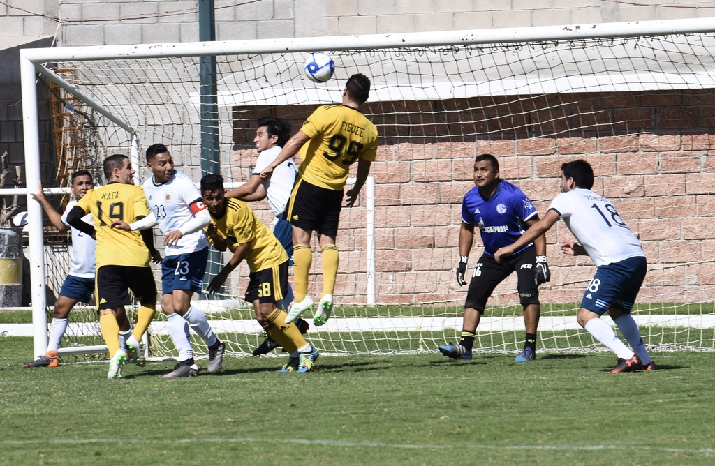 Innumerables ocasiones de gol dejaron ir los elementos del Deportivo Oscar Amezcua, que los ahora campeones sí aprovecharon. (JESÚS GALINDO) 