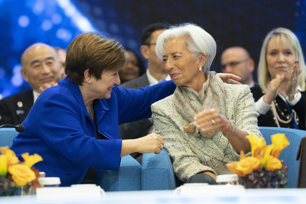 Kristalina Georgieva, directora gerente del Fondo Monetario Internacional, junto a Christine Lagarde, exdirectora de la misma institución y ahora directora del Banco Central Europeo. (EFE)