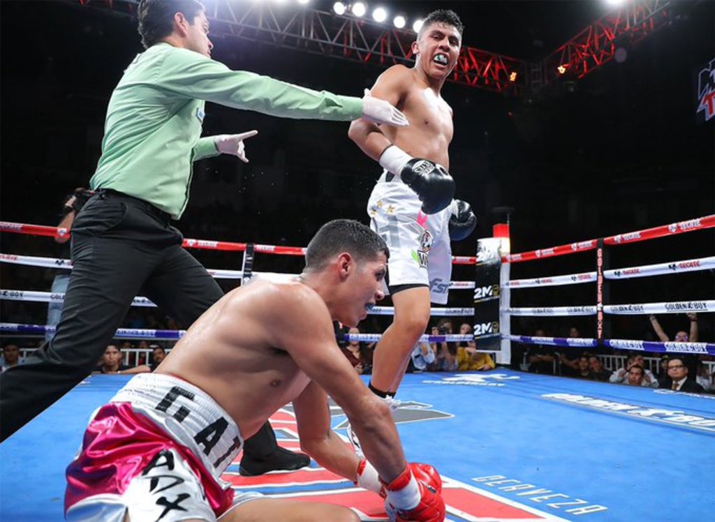 Duro castigo le propinó el chihuahuense Luis Hernández al 'Gato' Zúñiga, en una de las peleas estelares de la velada. (Golden Boy Promotions)
