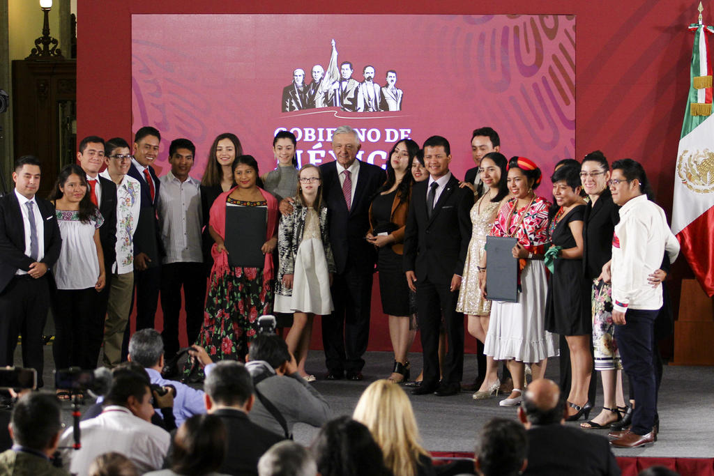 El presidente Andrés Manuel López Obrador con los jóvenes galardonados con el Premio Nacional de la Juventud. (NOTIMEX)