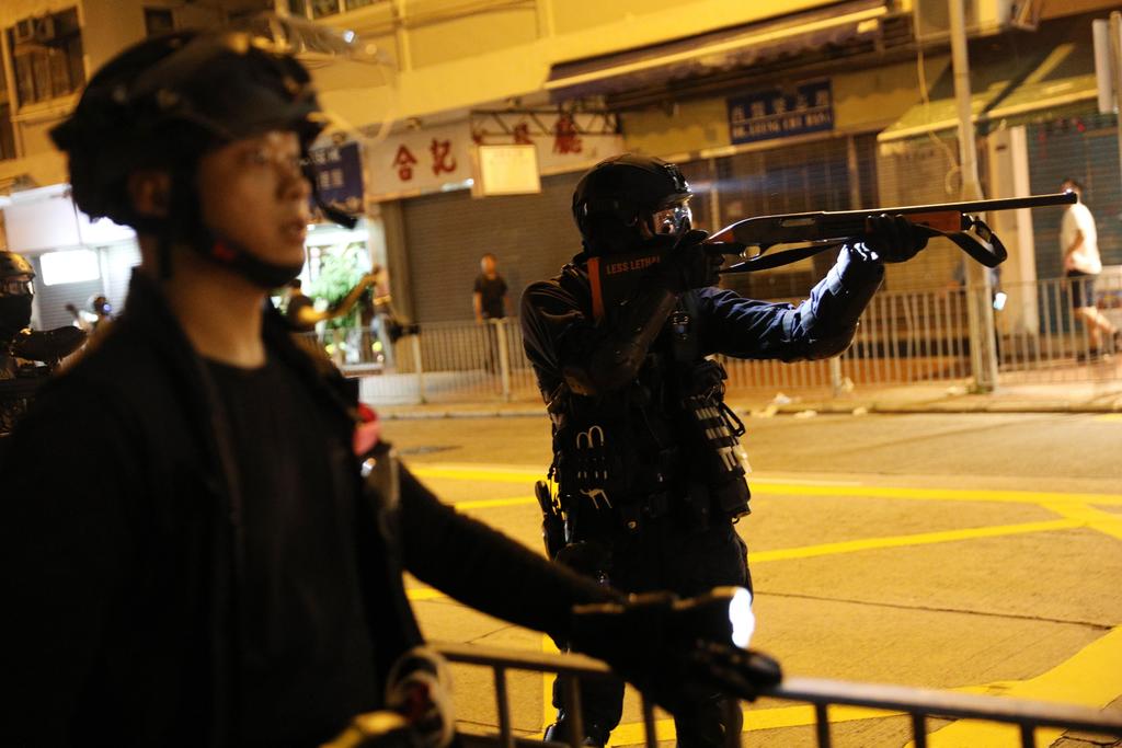 La policía hongkonesa enfrentó hoy una vez más a manifestantes. (EFE)