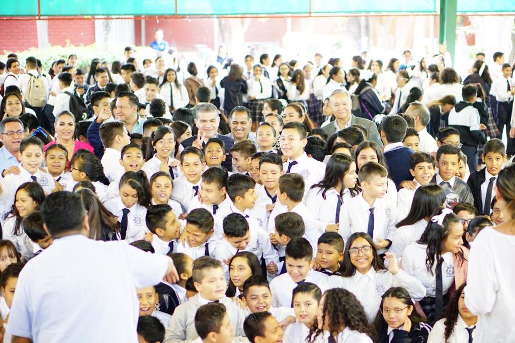 La coordinadora de Servicios Educativos en la Laguna, Flor Rentería, agradeció el apoyo del gobernador de Coahuila, Miguel Riquelme, en materia de mejoras de infraestructura educativa. (DIANA GONZÁLEZ)