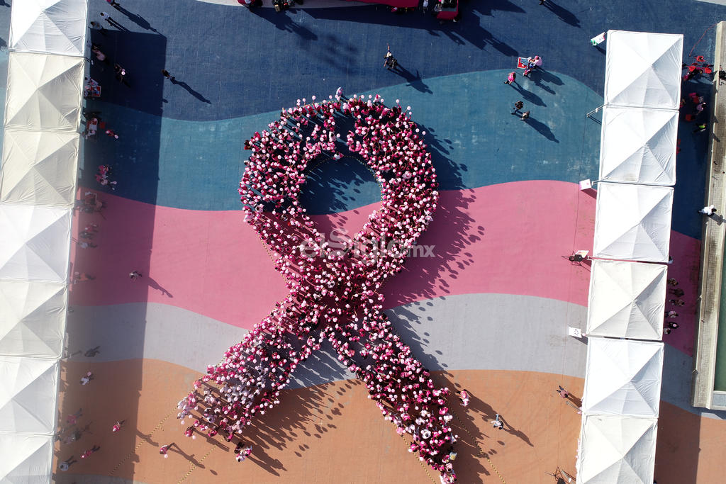 El DIF estatal y la Secretaría de Salud organizaron la formación de un gran lazo rosa humano, en el que participaron cerca de 2 mil personas en la Plaza Mayor de Torreón. (EMMANUEL AZUARA)