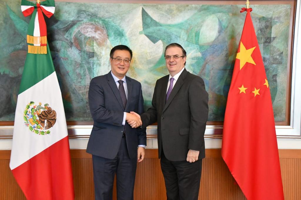 Zhu Qingqiao, embajador de China en México con el secretario de Relaciones Exteriores Marcelo Ebrard. (ESPECIAL)