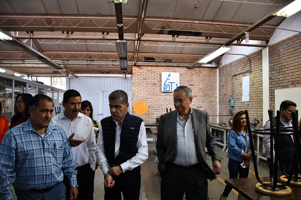 El gobernador de Coahuila hizo un recorrido por los talleres que ofrece la institución educativa (IVÁN CORPUS)