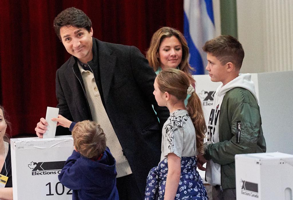 Justin Trudeau votó durante la mañana en su circunscripción de Montreal, acompañado de su esposa y sus tres hijos. (EFE)