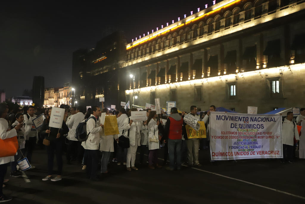 Integrantes del Movimiento Nacional de Químicos y auxiliares del sector salud protestan frente a la Cámara de Diputados, para exigir se dé solución a sus demandas en materia de salarios. (NOTIMEX)