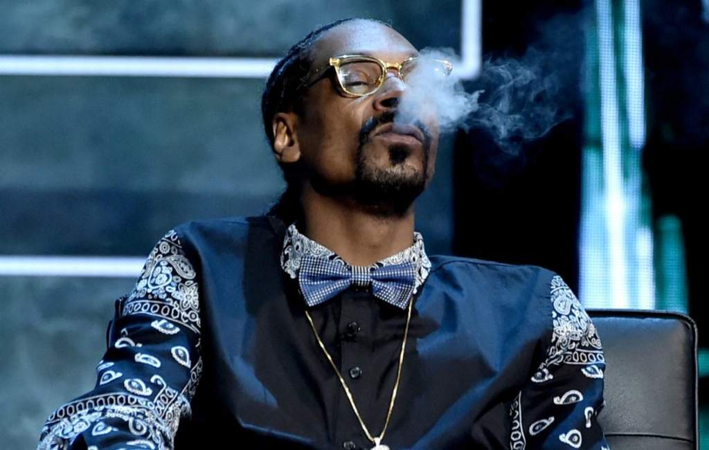 El rapero y productor Snoop Dogg recibió como regalo de cumpleaños un arreglo compuesto por 48 cigarros de marihuana, uno por cada año de vida, creación de la diseñadora Leslie K Monroy. (ESPECIAL)
